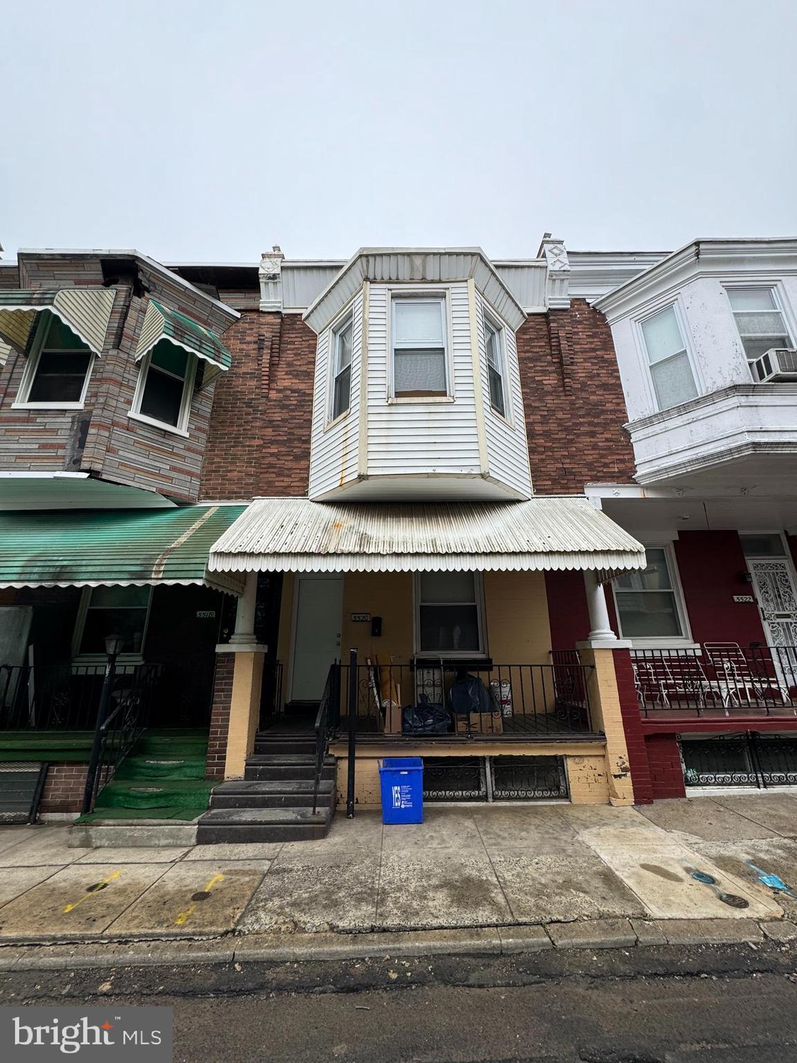 Available for sale at 5520 Harmer St, this 3-bedroom, 1-bathroom home is located in the heart of Carroll Park in West Philadelphia. A fantastic opportunity for an investor looking to add a rental to their portfolio or a first-time homebuyer eager to customize their space.
With some TLC, this property has the potential to become a charming residence or a reliable income-producing asset. Conveniently located near public transportation, schools, and local parks.