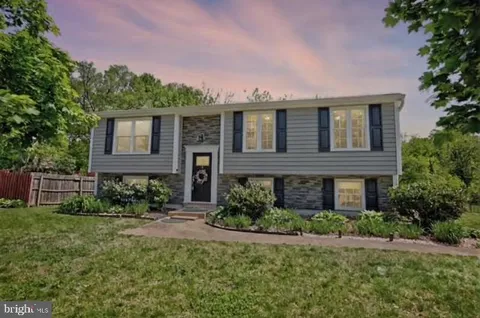 6406 Holyoke Drive, Annandale, VA MLS: VAFX2220394