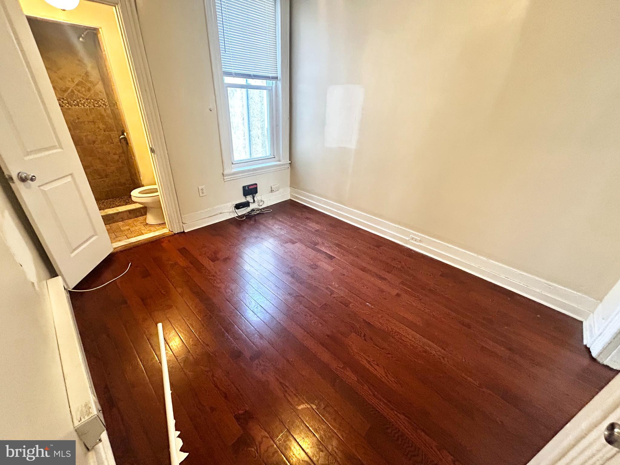 Welcome to 1819 W Oxford St #D, a charming and cozy 1-bedroom, 1-bathroom apartment perfect for comfortable city living. This thoughtfully designed space features modern finishes, including sleek granite countertops, stainless steel appliances, and elegant hardwood floors. Enjoy the convenience of in-unit laundry and ample storage space. The apartment’s open layout maximizes space and light, creating a welcoming and functional home. Located in a vibrant neighborhood, you’ll be close to local shops, dining, and public transport, making this an ideal choice for urban living.