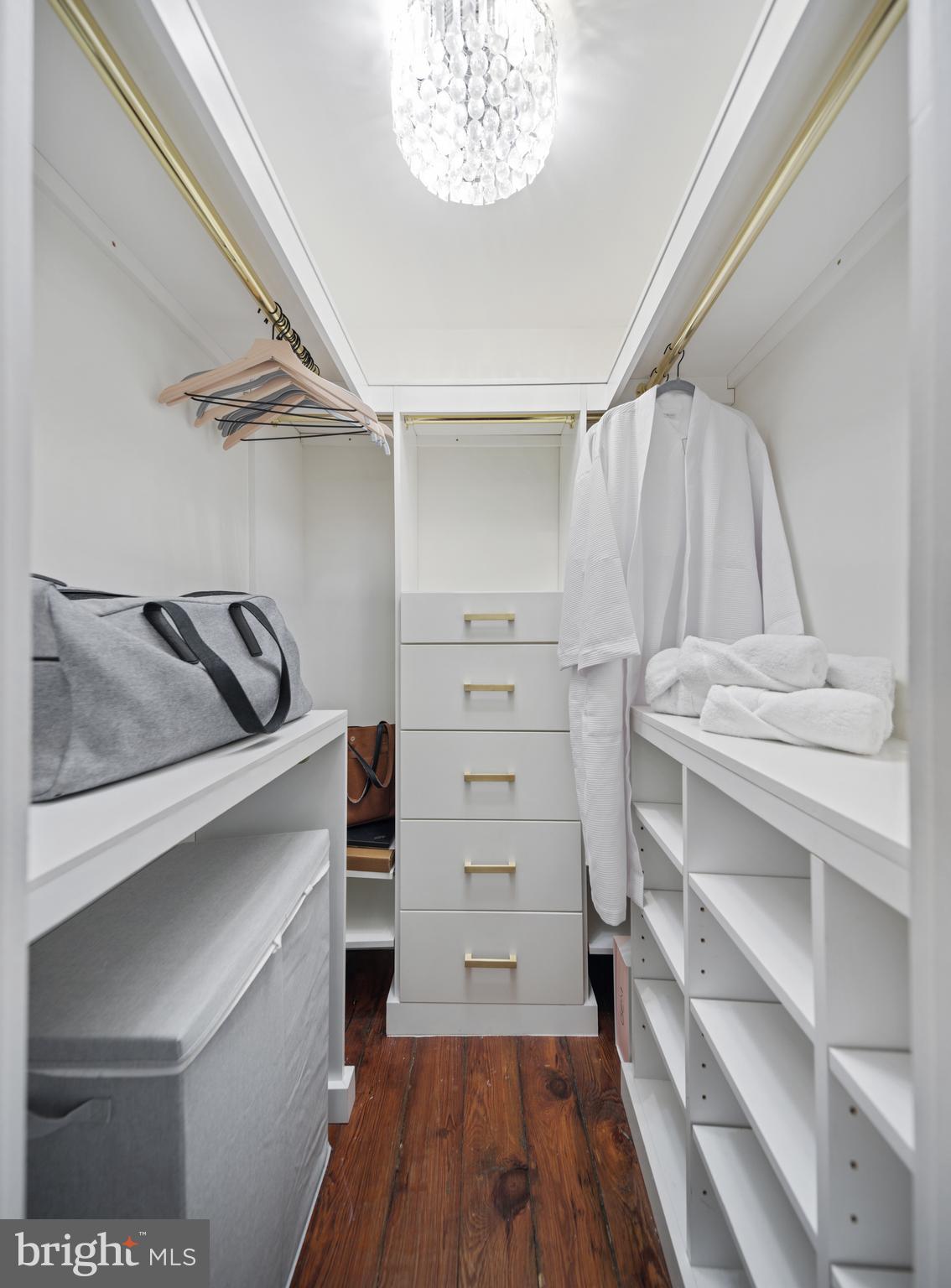 QUEEN VILLAGE - Residential