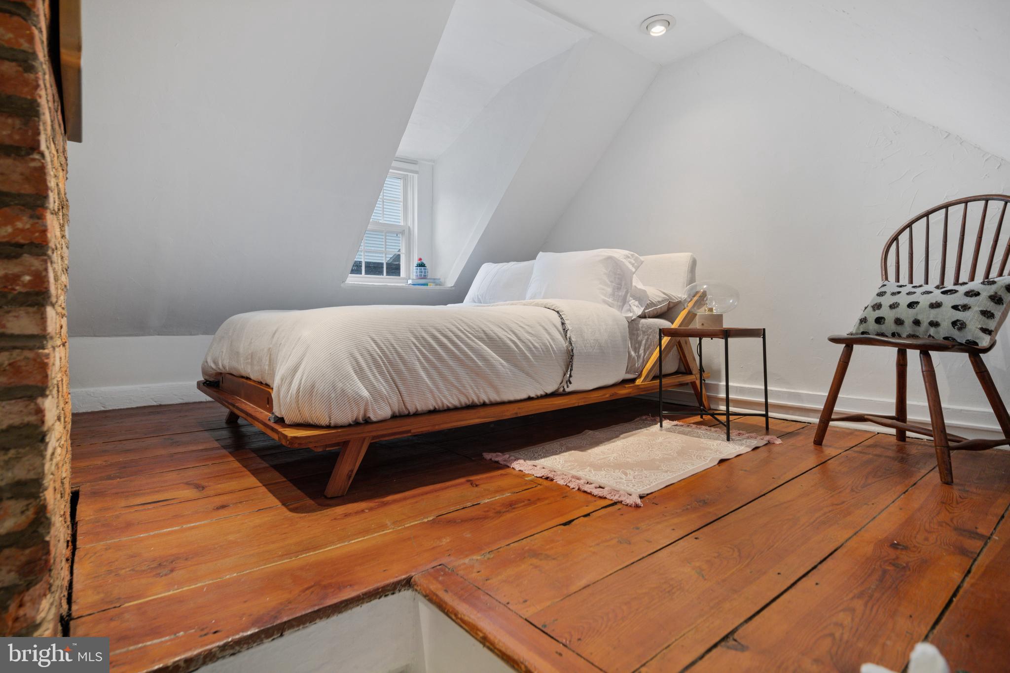 QUEEN VILLAGE - Residential