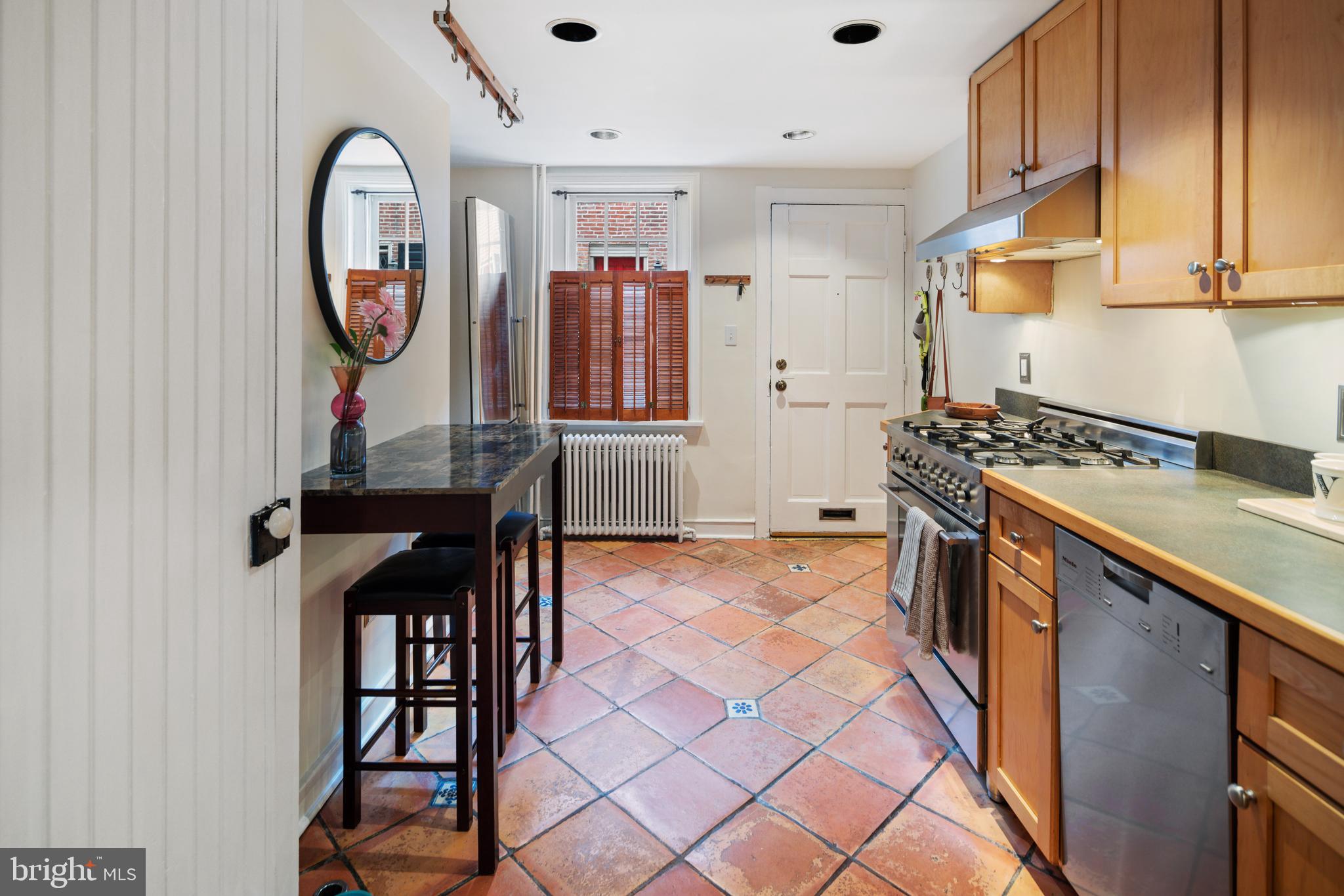 QUEEN VILLAGE - Residential