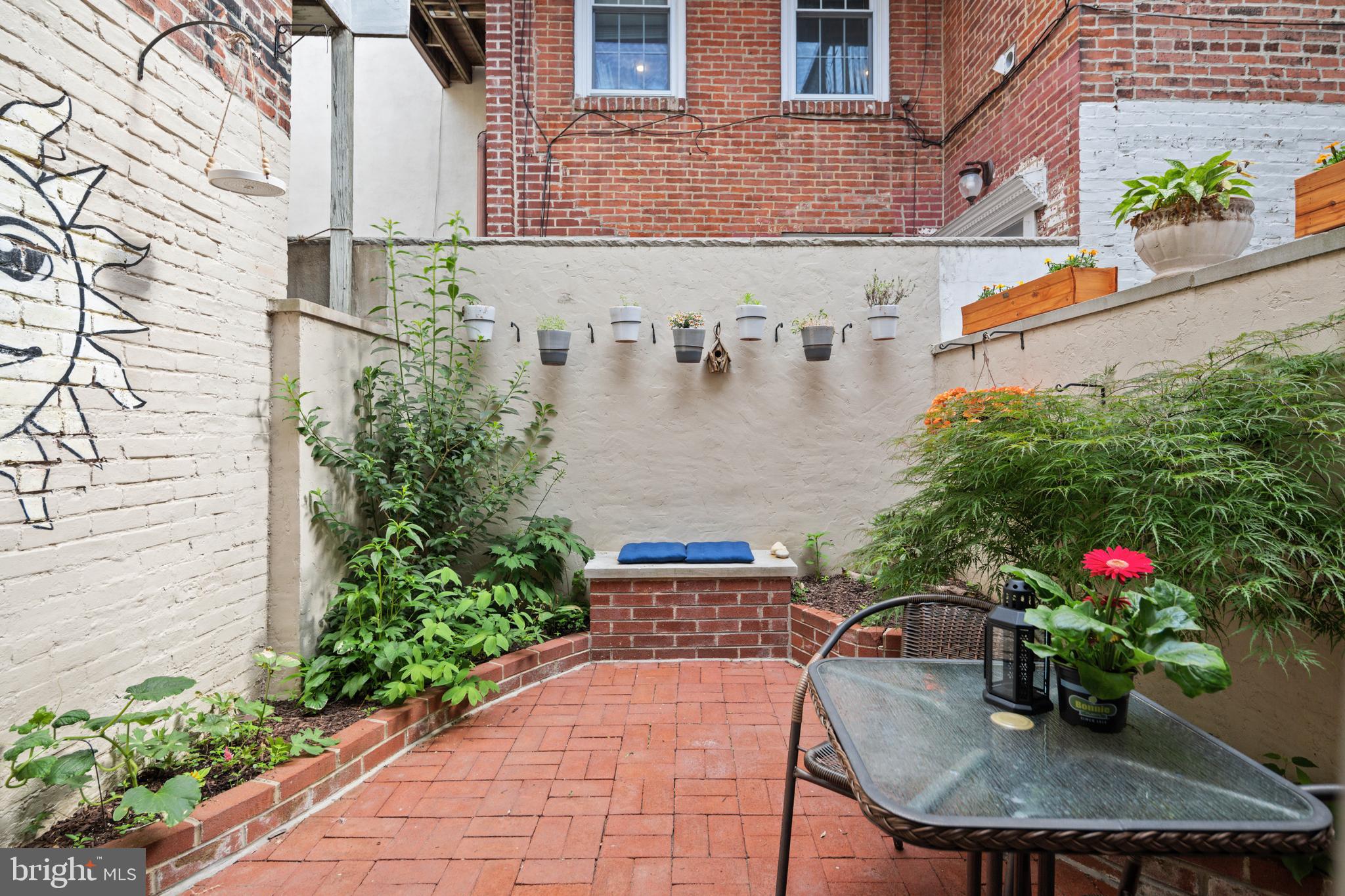 QUEEN VILLAGE - Residential