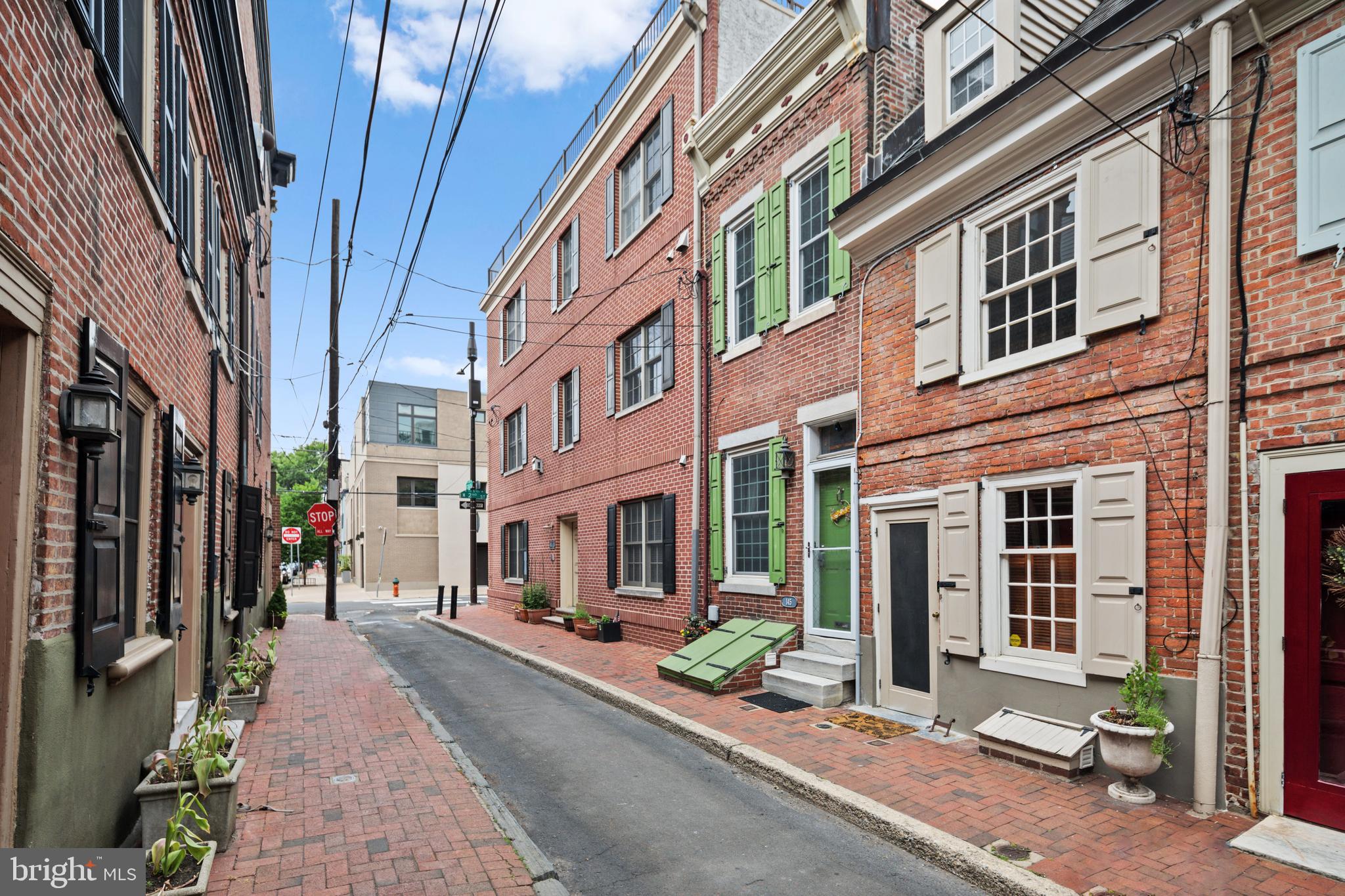 QUEEN VILLAGE - Residential