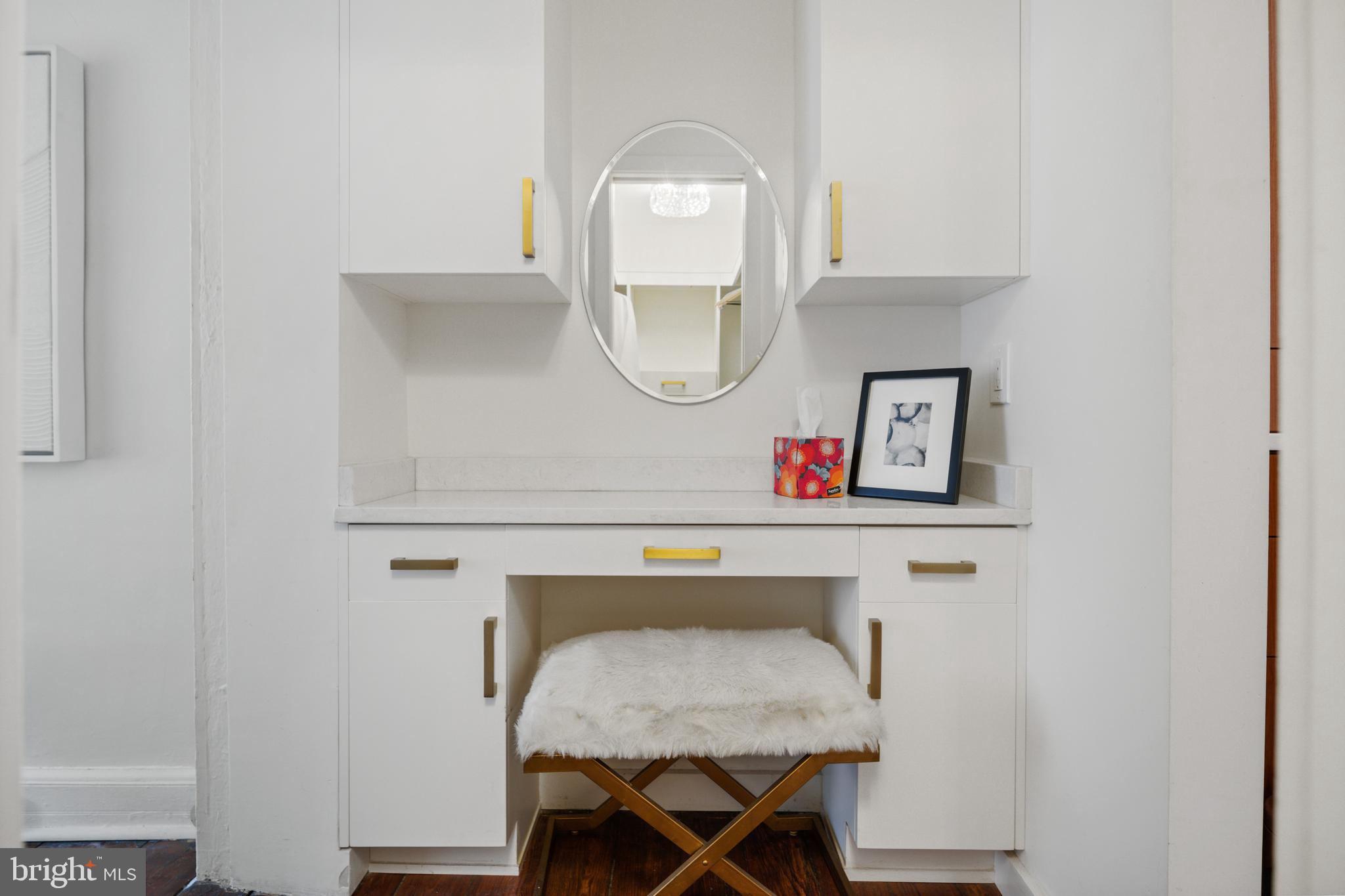 QUEEN VILLAGE - Residential