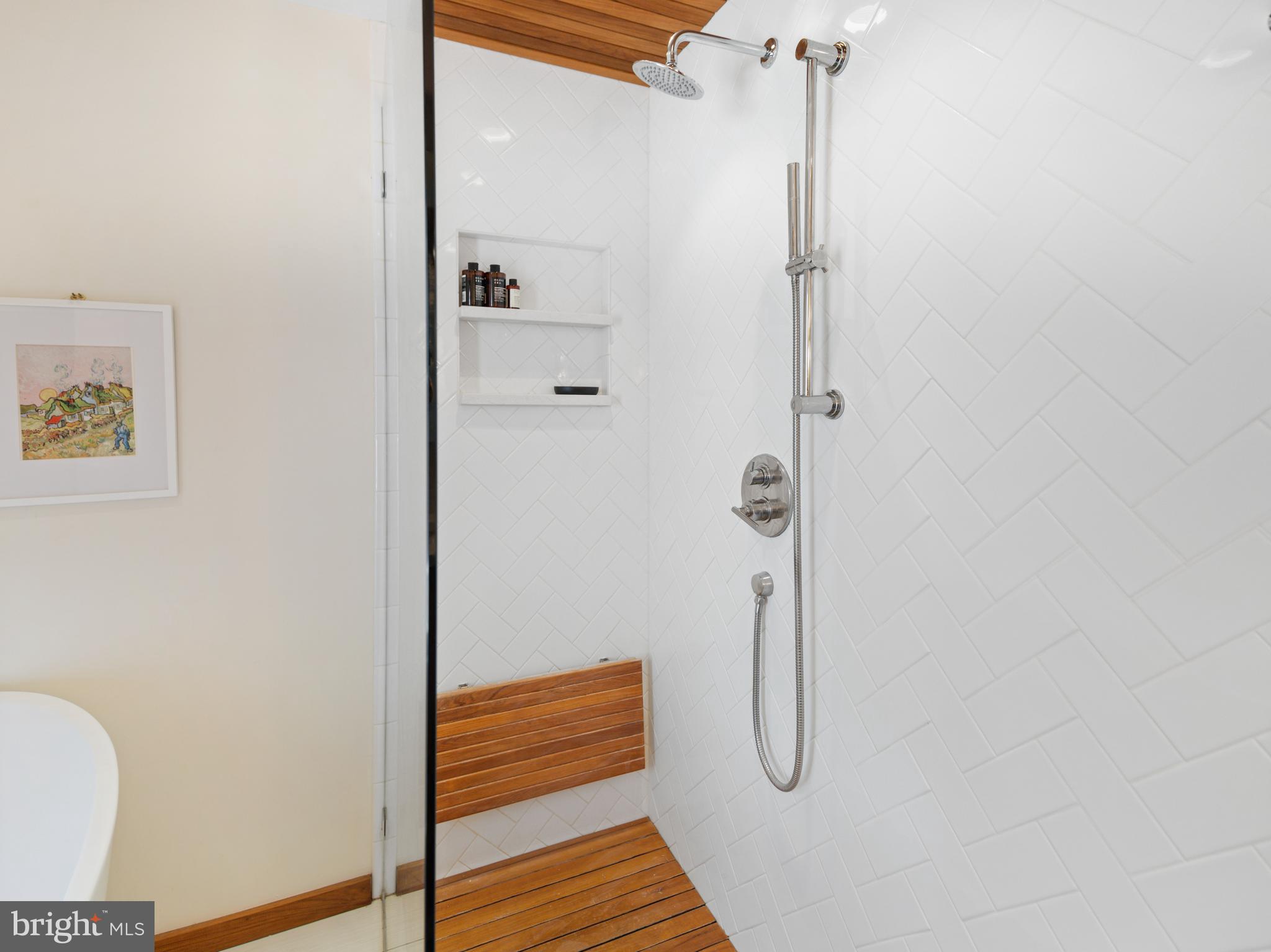 QUEEN VILLAGE - Residential