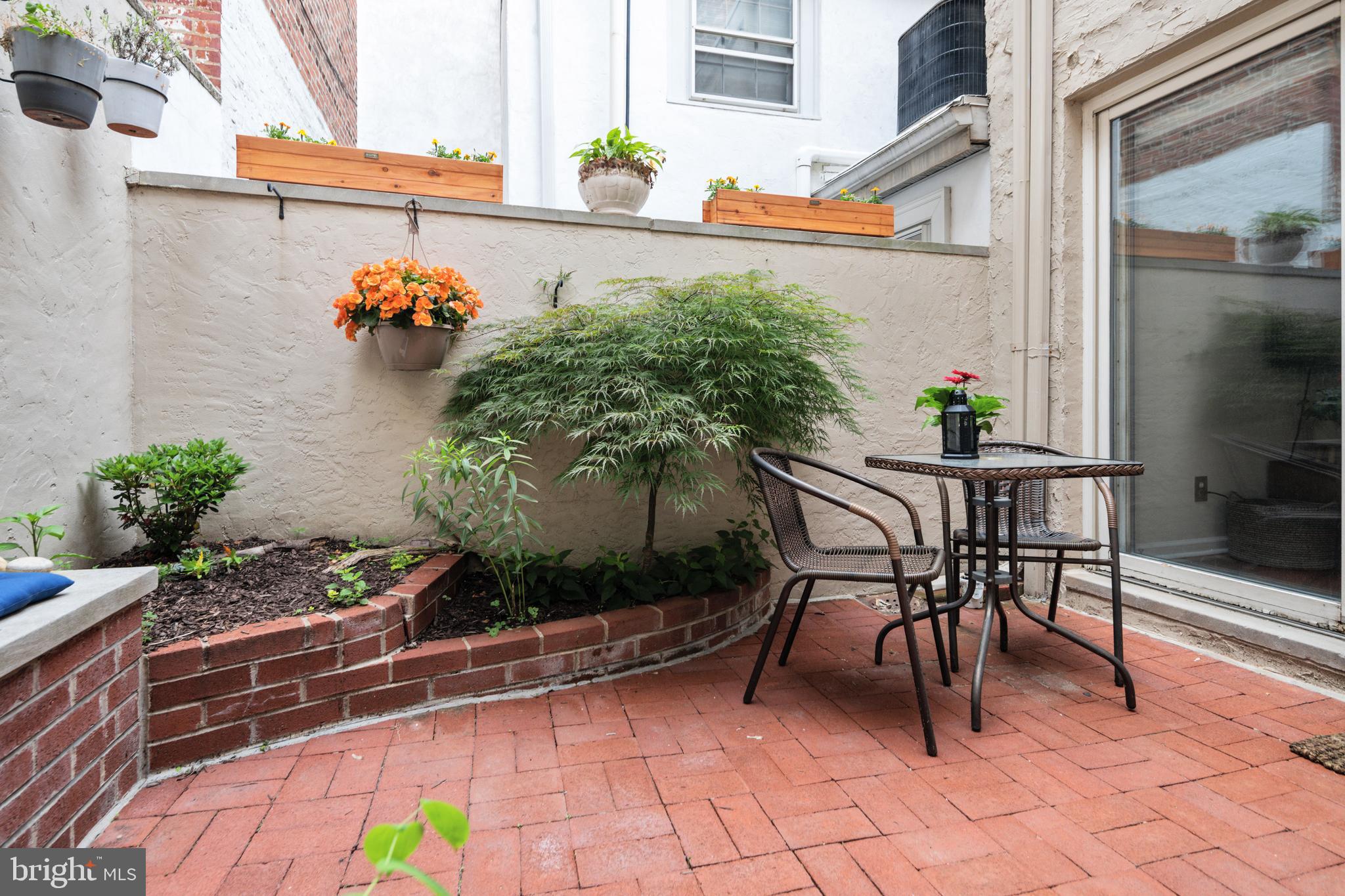 QUEEN VILLAGE - Residential