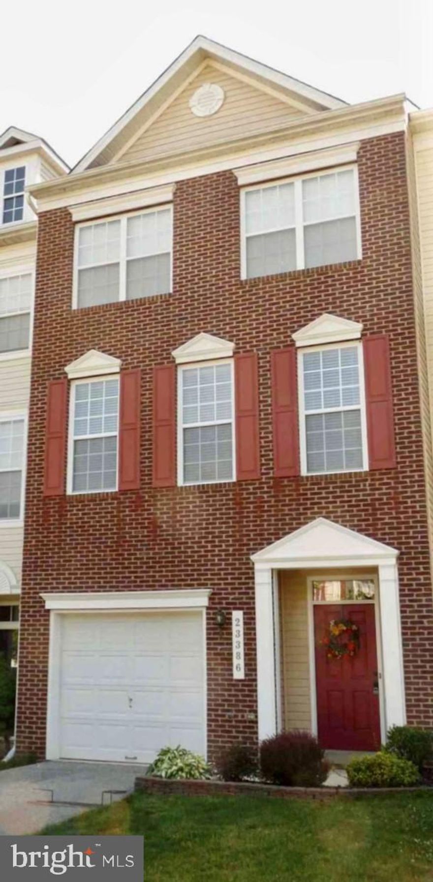 Beautifully upgraded 3 bedroom 3 bath townhouse in Dahlia Park.  Come see what the easy townhouse life is all about!