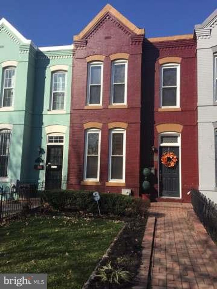 2 Level Rowhouse Near H Street! This beautiful 2 BR 1.5 BA home includes granite counters, hardwood floors, fenced in private backyard, jacuzzi style tub, washer and dryer, and much more.  Peaceful neighborhood located just 3 blocks from all that the restaurants and entertainment H Street has to offer.  Walking distance to metro.  Will be available Oct 1st.