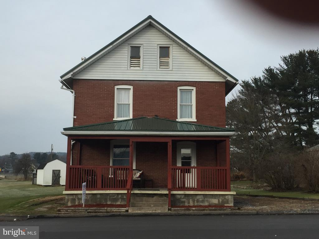 GREAT FAMILY HOME, LARGE YARD CLOSE TO RECREATIONAL ACTIVITIES. UPDATED WITH NEW WIRING, NEWER ROOF AND WINDOWS PLUS NEW KITCHEN. A MUST SEE.