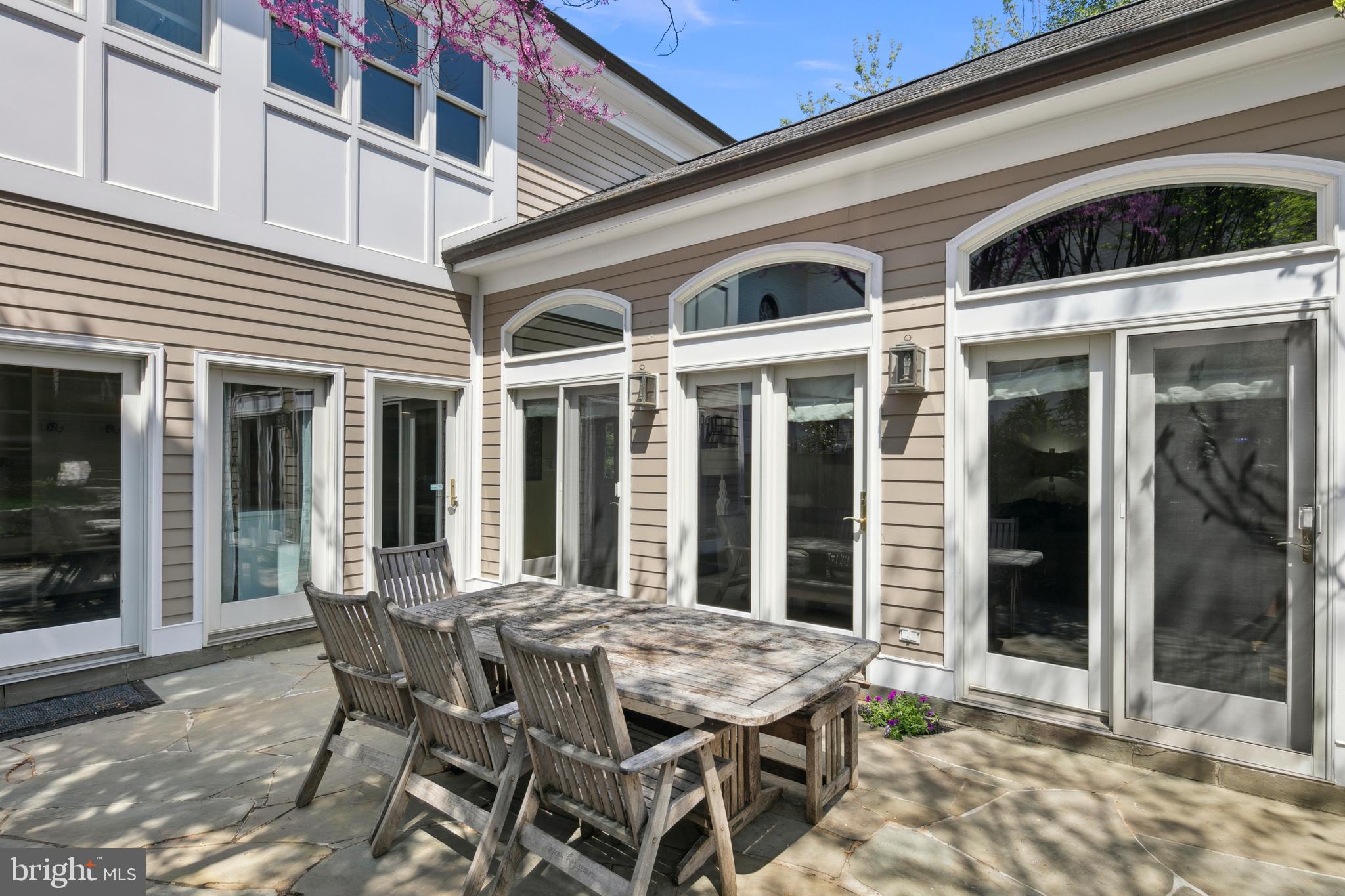 LYON VILLAGE - Residential