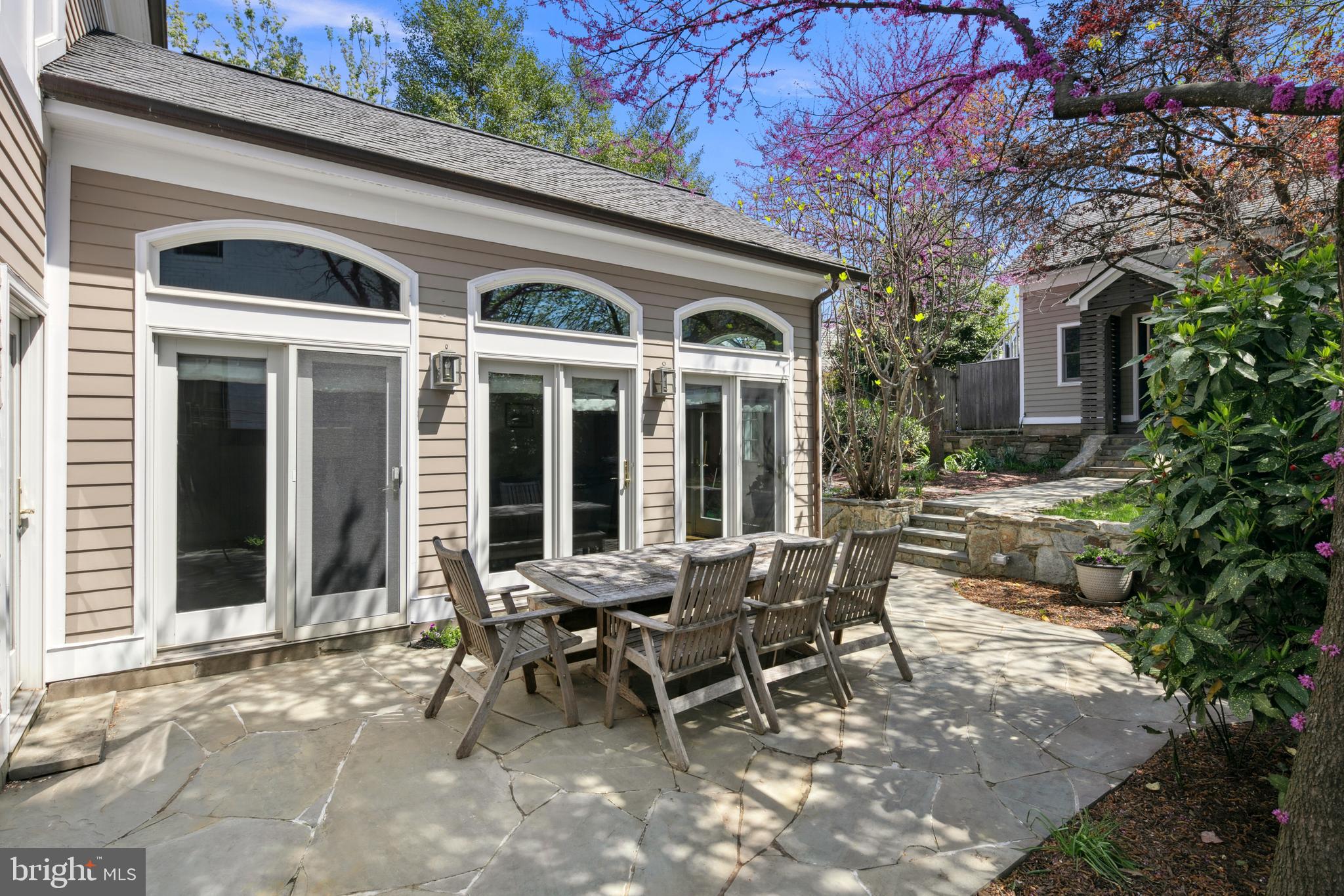 LYON VILLAGE - Residential