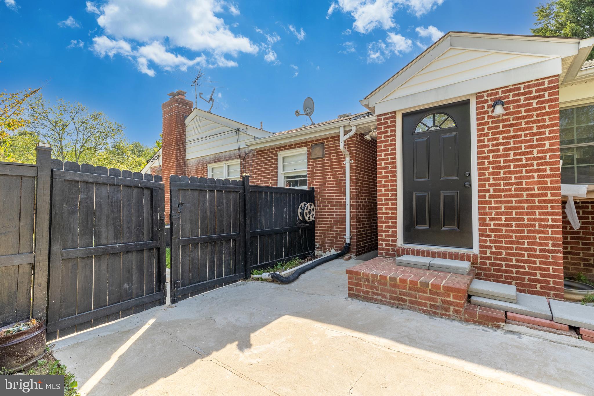 FALLS PARK - Residential Lease