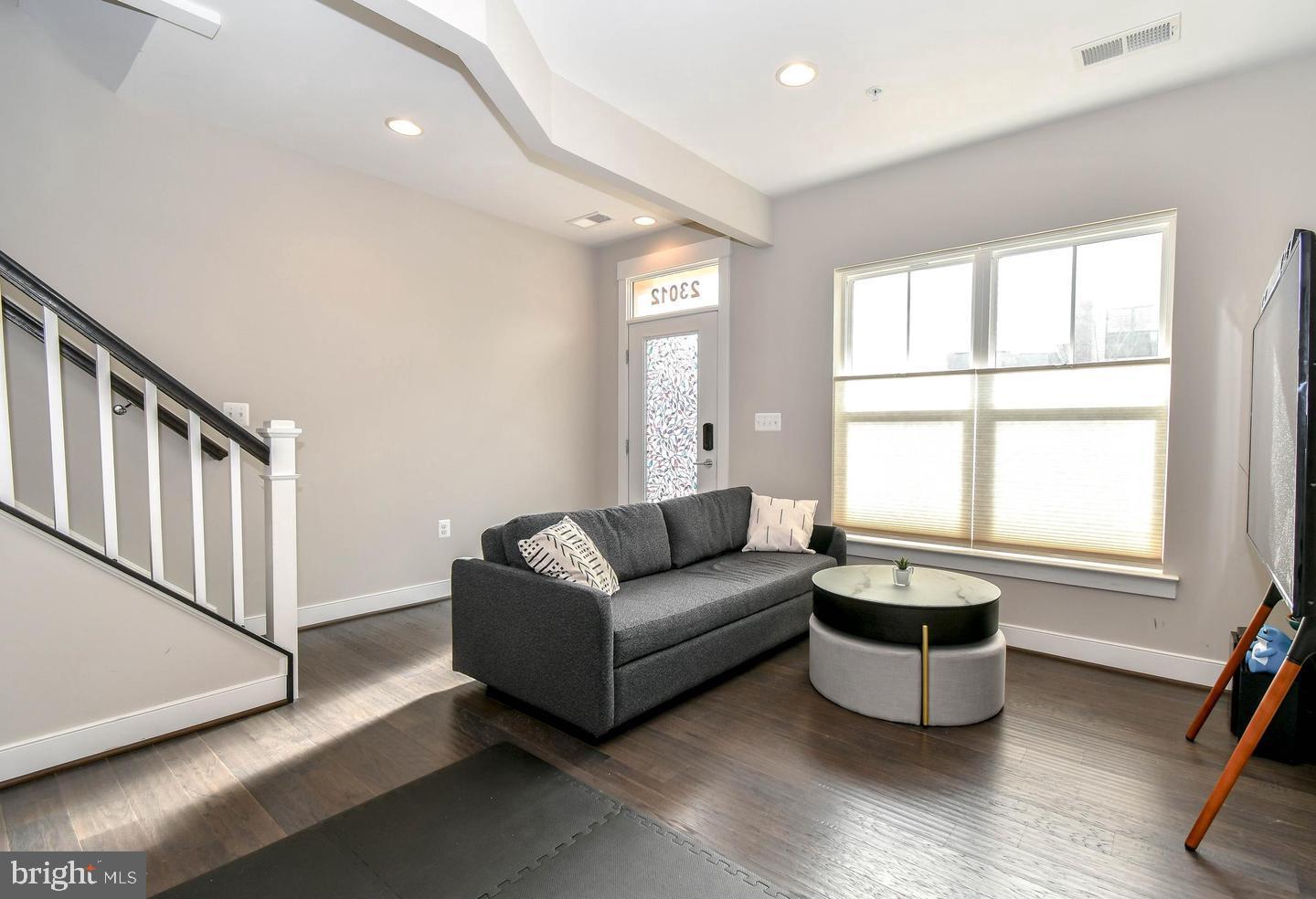 23012 LAVALLETTE SQUARE