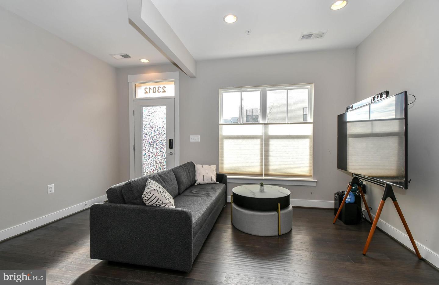 23012 LAVALLETTE SQUARE