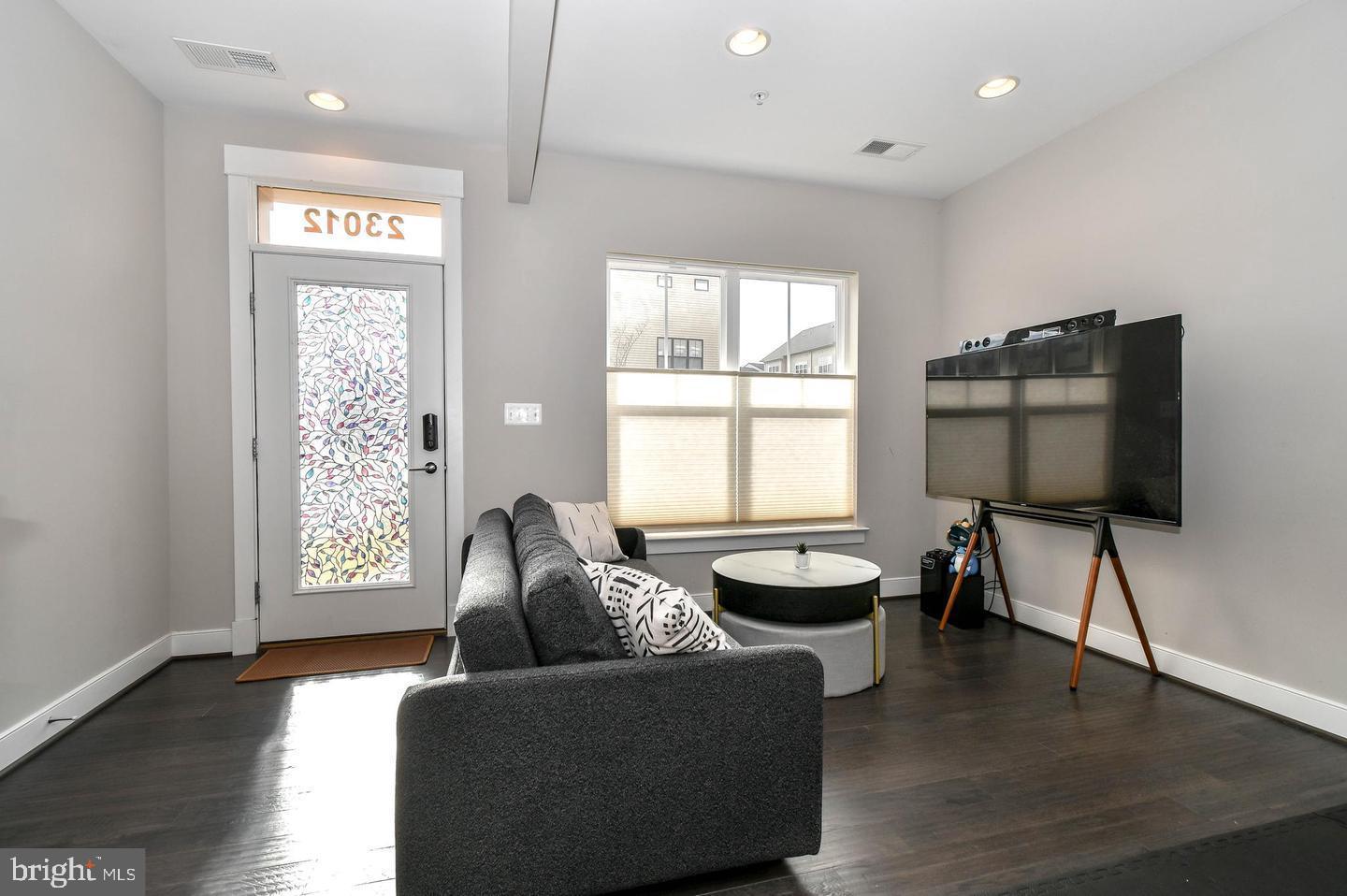 23012 LAVALLETTE SQUARE
