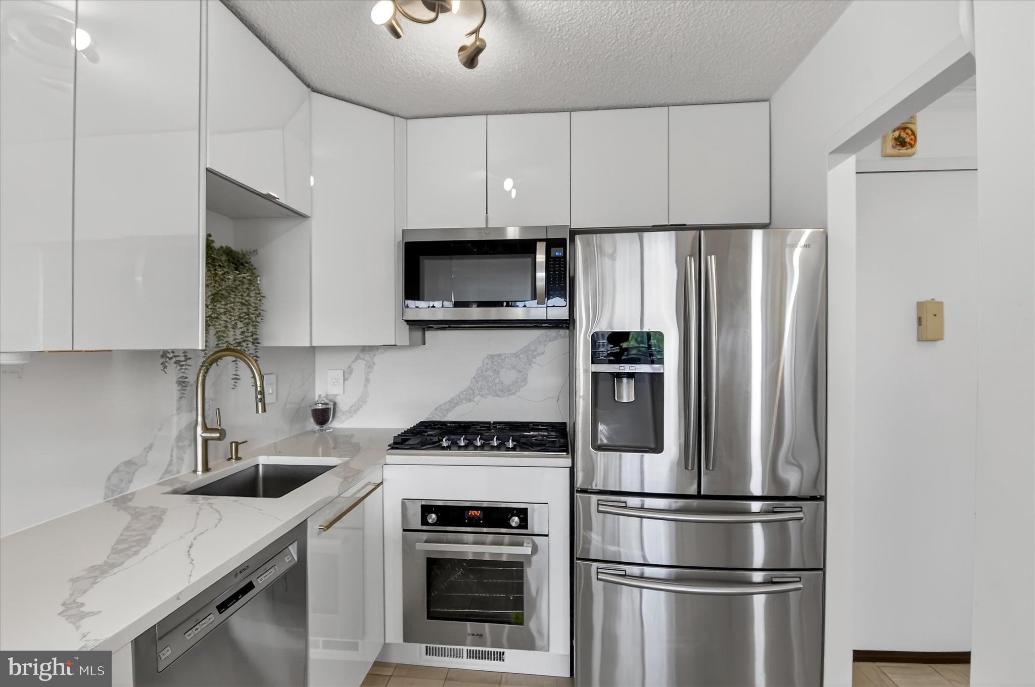 PROMENADE TOWERS - Residential