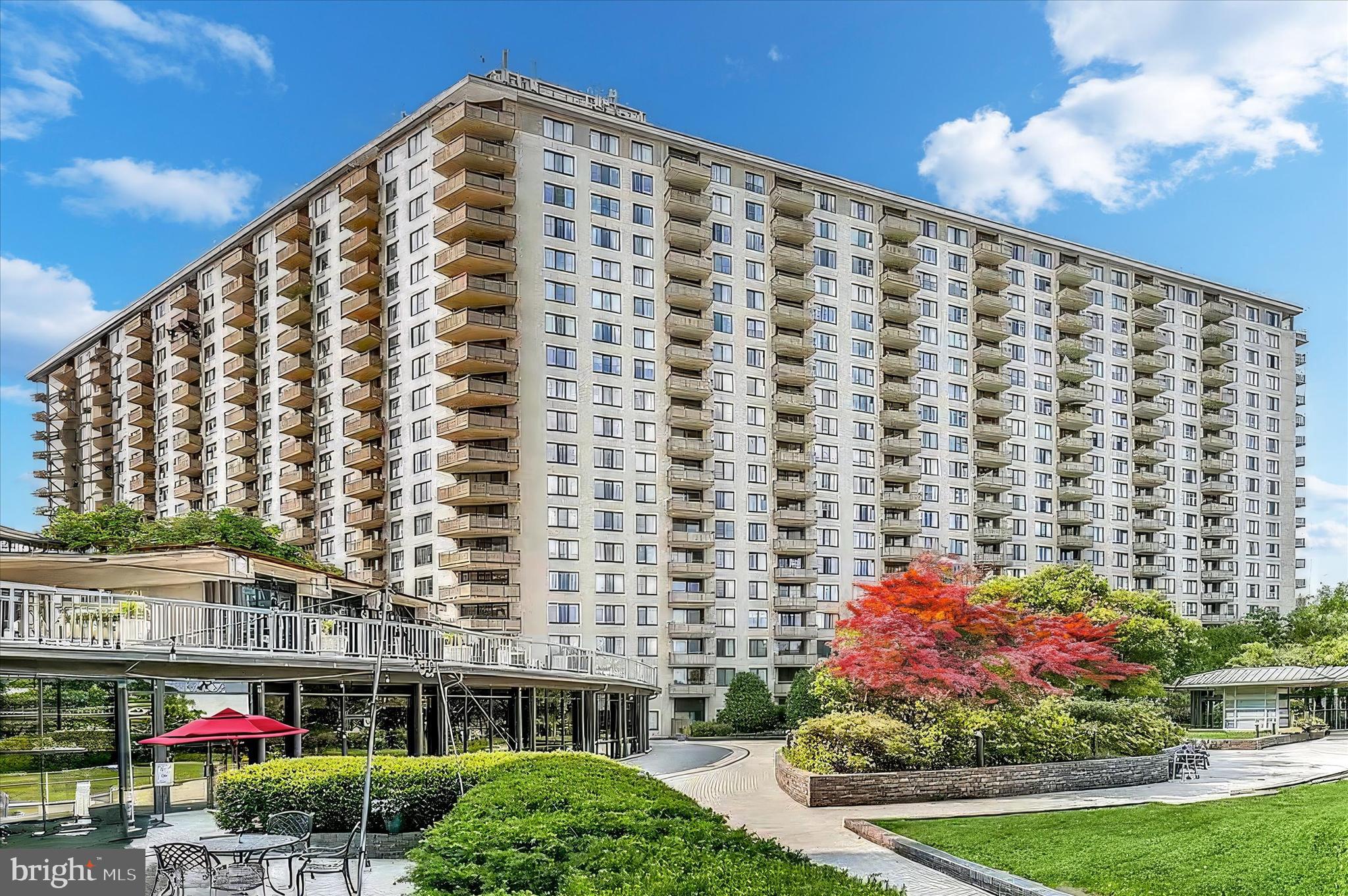 PROMENADE TOWERS - Residential