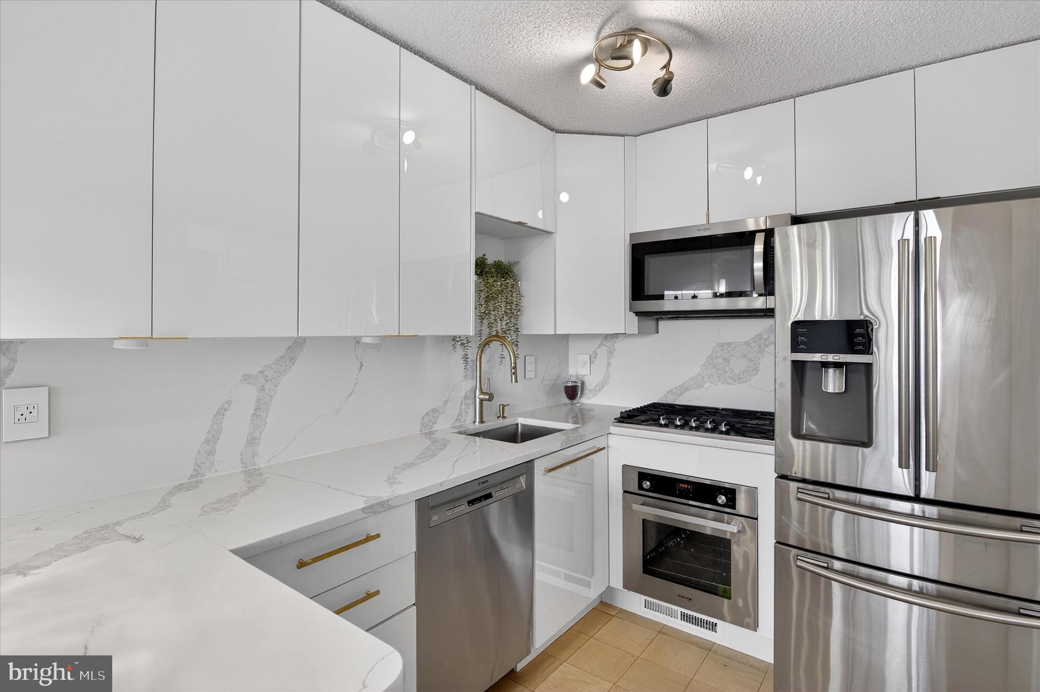 PROMENADE TOWERS - Residential