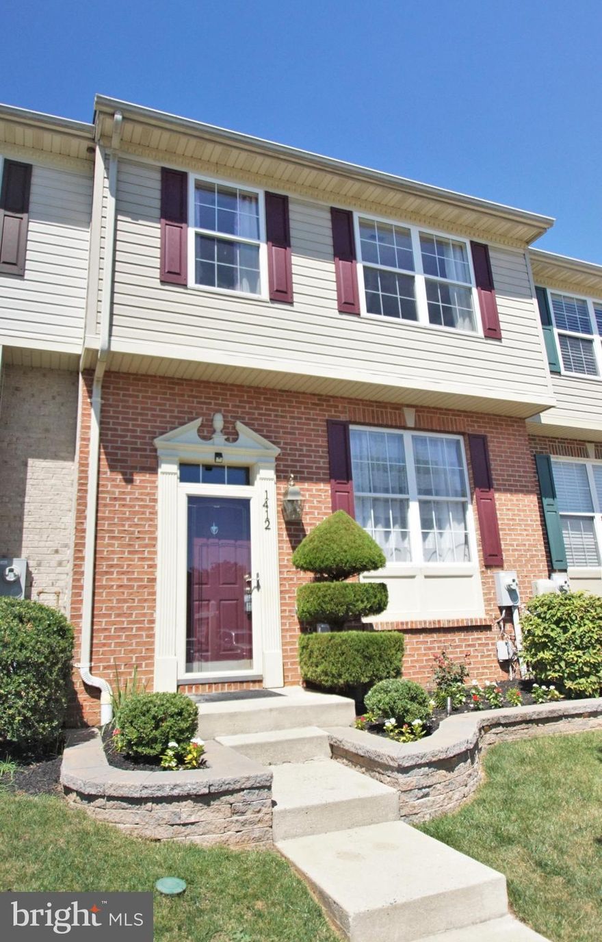 BEAUTIFUL 3 BEDRMS, 3.5 BATHS TOWN-HOME IN HICKORY OVERLOOK. SPACIOUS LIVING RM,  BRIGHT & SUNNY KITCHEN W/ MAPLE CABINETS, SS APPLIANCES & AMPLE COUNTER SPACE, SLIDER OPENS TO LARGE DECK & PRIVATE REAR YARD. LARGE MASTER SUITE w/ WALK-IN CLOSET & FULL BATH w/ SOAKING TUB. FINISHED LOWER LEVEL w/ CLUB ROOM, FULL BATH, 4th BR/OFFICE,  WALK-OUT TO REAR YARD! GREAT OPPORTUNITY TO OWN IN BEL AIR!