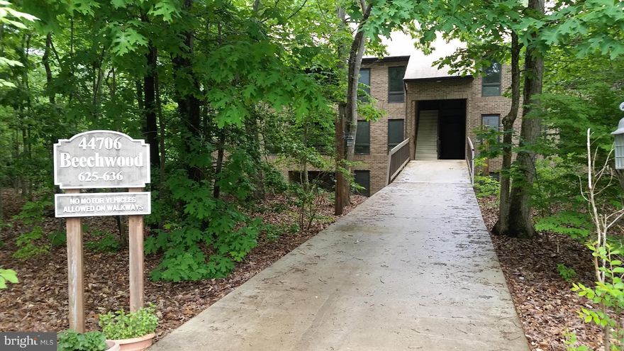 Beautiful mid level condo in Beechwood. 2 bedroom 1.5 bath. Open kitchen. Rent includes water, sewer and trash. Washer and dryer are included. Excellent credit is a must.