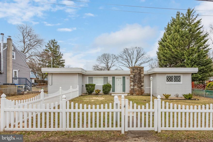 Welcome to this beautifull 3-bedroom, 2-bathroom family home nestled on a fenced lot. Featuring a spacious open-concept living area, modern kitchen with stainless steel appliancesthis home is perfect for family gatherings. Enjoy relaxing in the large backyard, ideal for outdoor activities and entertaining. Located just minutes from schools, parks, and shopping, this home combines comfort, convenience, and style."