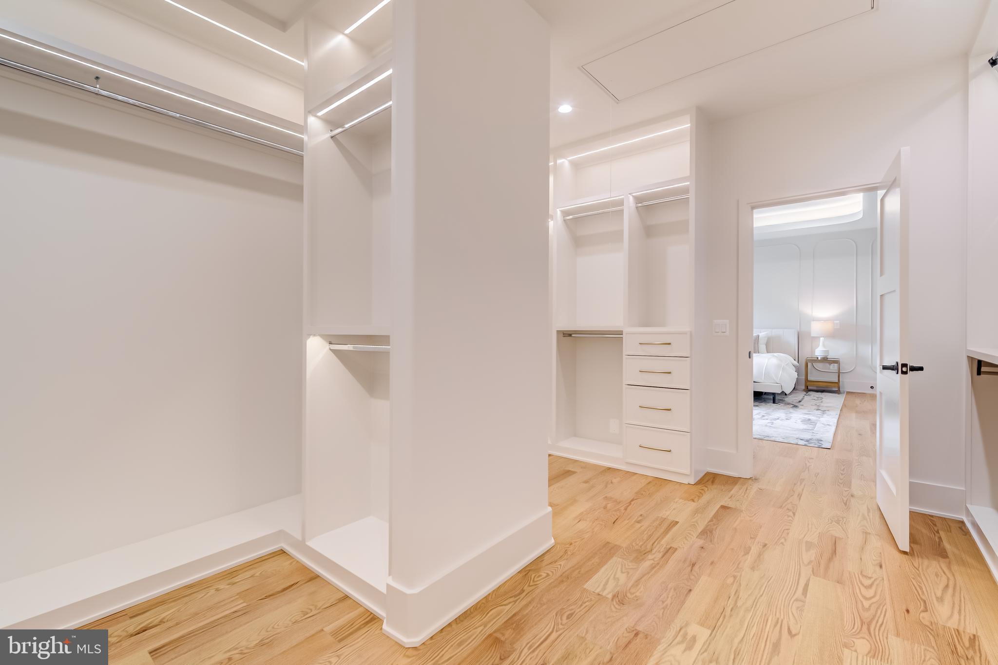 VIENNA WOODS - Residential