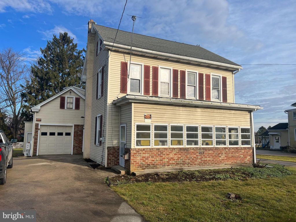 Photo of 275 E MAIN ST, LEOLA, PA 17540 (MLS # PALA2029418)