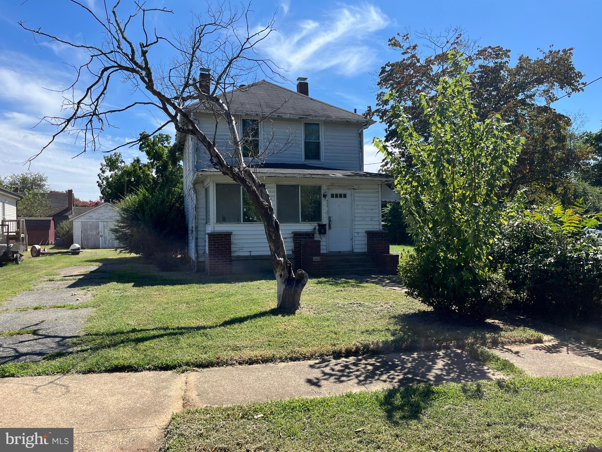 ✨ Diamond in the Rough – Perfect for Investors! ✨
This home has solid bones with newer windows and real hardwood floors throughout. With a little TLC, you can transform it into your dream home or a great investment opportunity. Features include a pantry, laundry room, half bath, three bedrooms, and full bath, plus an enclosed front porch for added charm. Outside, enjoy a shed/garage and an additional shed for storage or projects.
📌 Home sold strictly “AS-IS.” Don’t miss your chance to remodel and design it to your style!