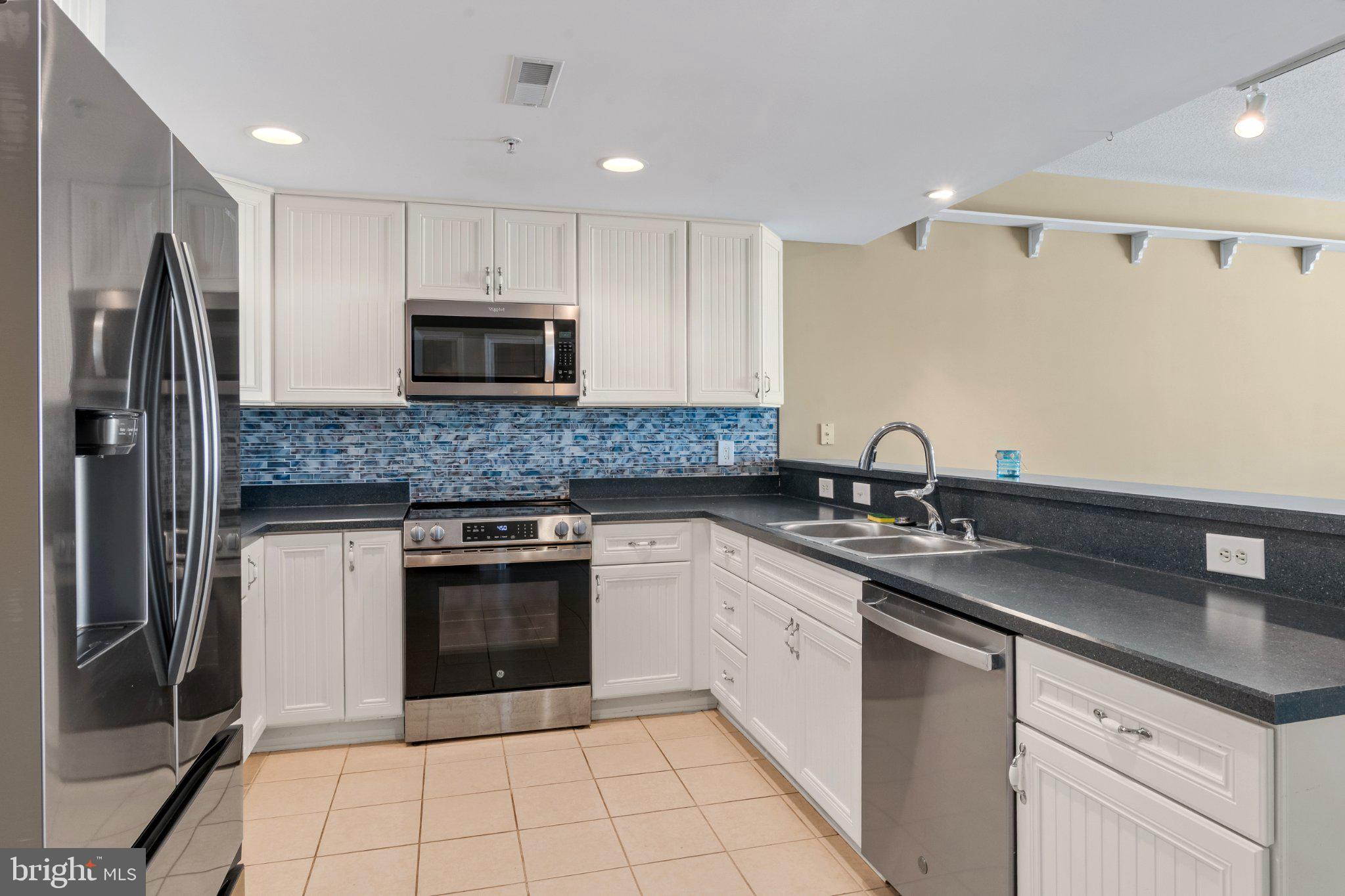 HARBOUR LIGHT CONDOS - Residential