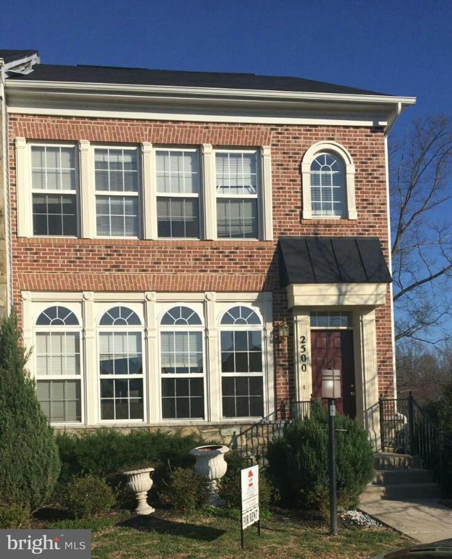 Price reduced, Beautiful end unit townhouse in great neighborhood. Large rooms, New paint, and carpet.Shows well.