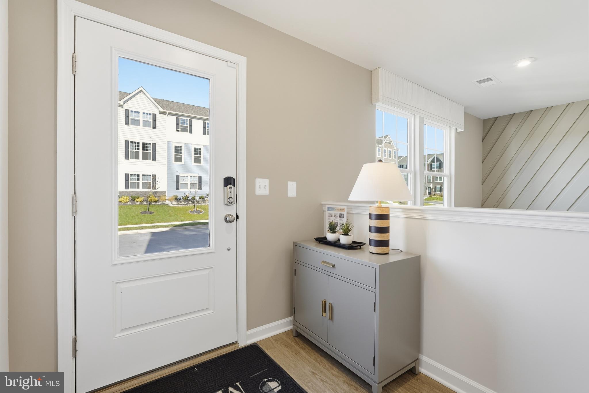32 DEMOCRACY MEWS [475]