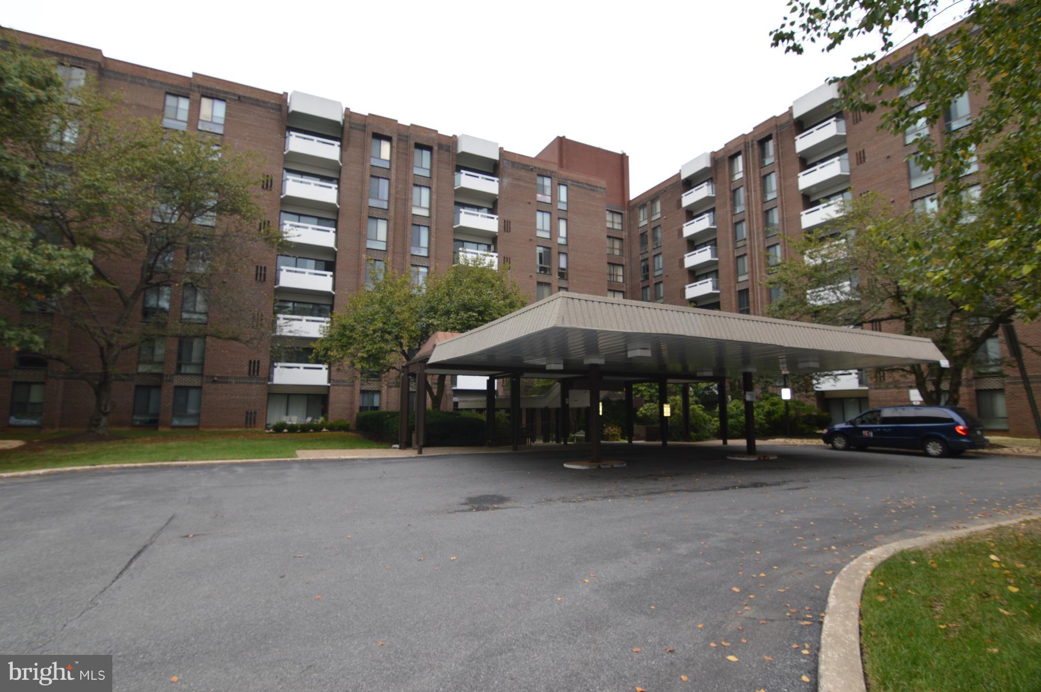 Spacious 2 bedroom,2 bathroom condo. 2nd bedroom is used now as a den but can easily be converted back to a bedroom. Condo fees includes some utilities and water. Doorman and receptionist on property for your convenience and security. Community amenities include: Exercise Room, Meeting Room, Outdoor Pool, 4 Guest Rooms.