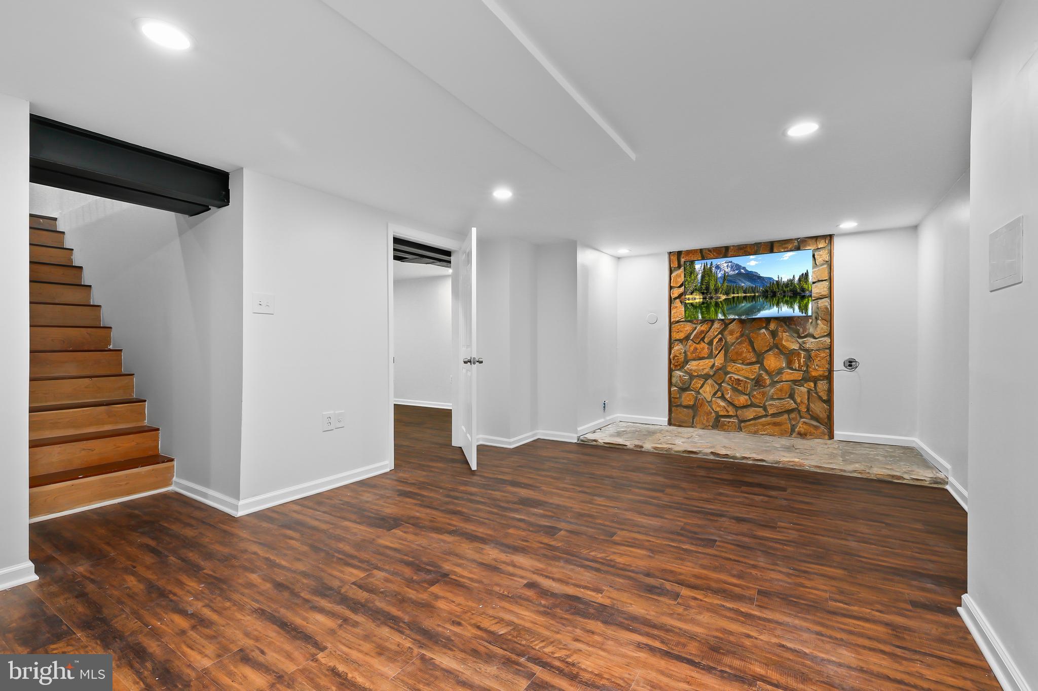 RESTON - Residential