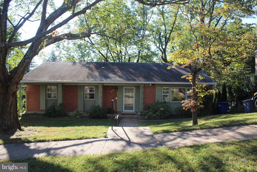 Available immediately! 6 or 12 month lease OK! Fantastic Falls Church rambler, 4 beds, 3 baths. HW floors on main, new carpet in LL bedroom. Spacious & sunny front breakfast room. Close to Mosaic District, buses, commuter routes. Pets case by case w/ deposit. Min income requirement & excellent/good credit. Professionally managed, app fee $50 per adult & 1 month's rent deposit.