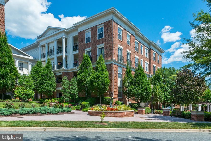 NEW PRICE! MOTIVATED SELLER WANTS AN OFFER! Immaculate & Sophisticated Condo! 3BR/2BA 1,600+ SF, hrdwd flrs & chic liting , renov kit w granite & ss applncs, lrg pantry, rec'd lites & bfast bar. Sunny Liv rm w gas fpl open to Dining, PRVT MSTR BR GORG UPDTD BAs & LRG CLSTS. Balcony & 2 COVERD PARKNG SPTS, 1 only 10 spaces to unit hallway #76&364 & STORAGE UNIT. Enjoy fab Colonnade Pool,Gym & more!