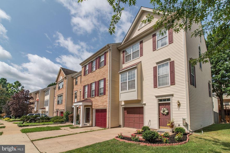 OPEN HOUSE CANCELLED 10-21-18 Abundant natural light, 3 Bedrooms, 2 full baths, 2 half bath w/an open floor plan & hardwood floors. Updated washer/dryer, SS appliances & granite counters in kitchen. Walk-out basement to fenced rear patio & large deck. HOA includes parking, trash, pool & more. Ideal location. Walk to the theatre, shops & restaurants!