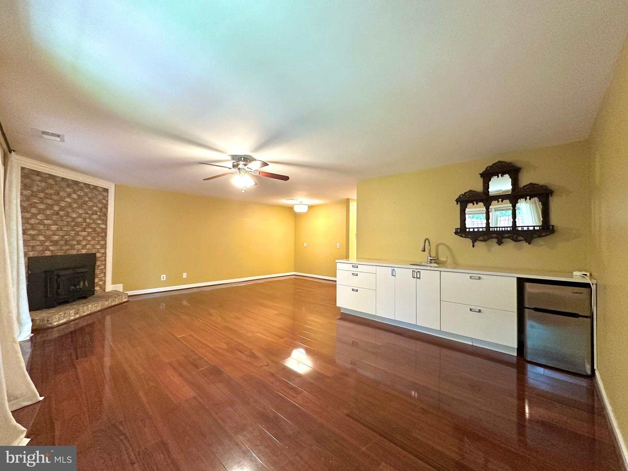 LANDMARK MEWS - Residential Lease