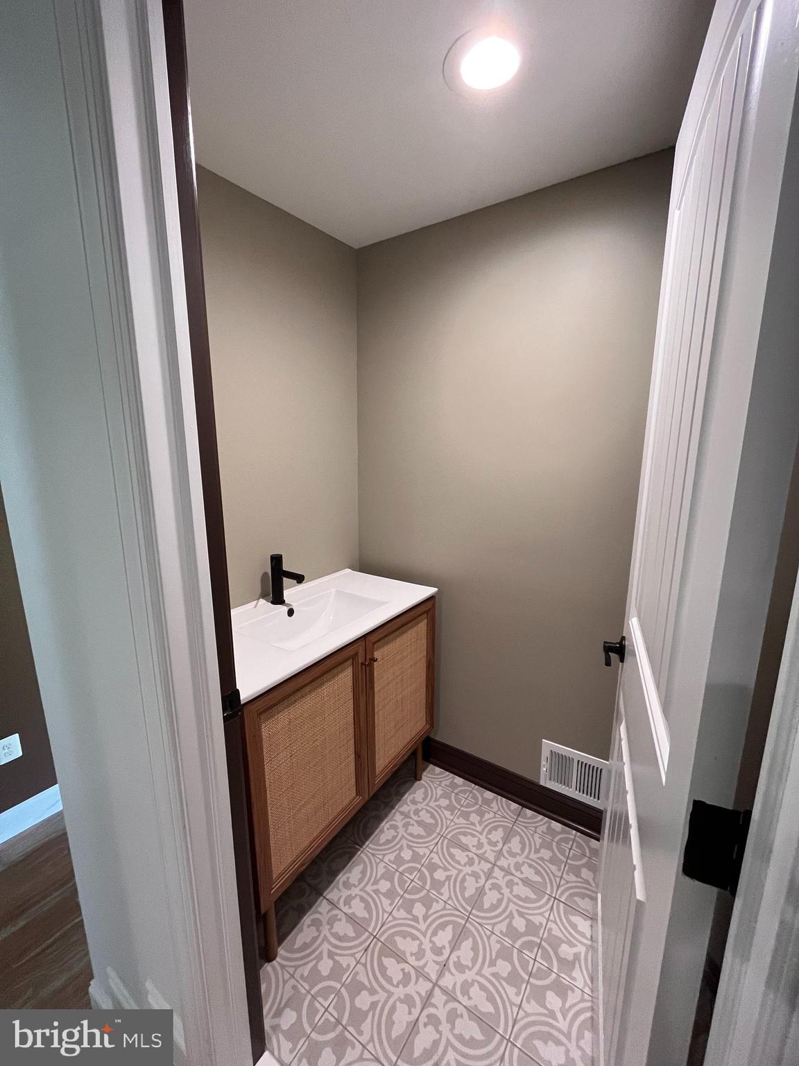 WHITE PLAINS - Residential Lease