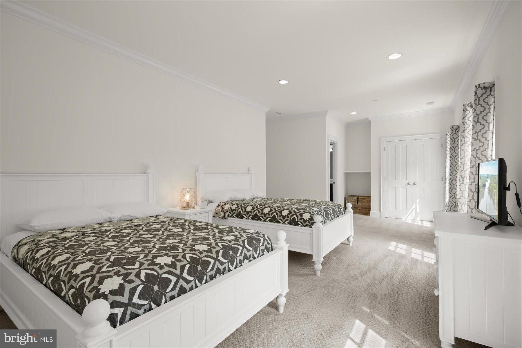 POTOMAC OUTSIDE - Residential