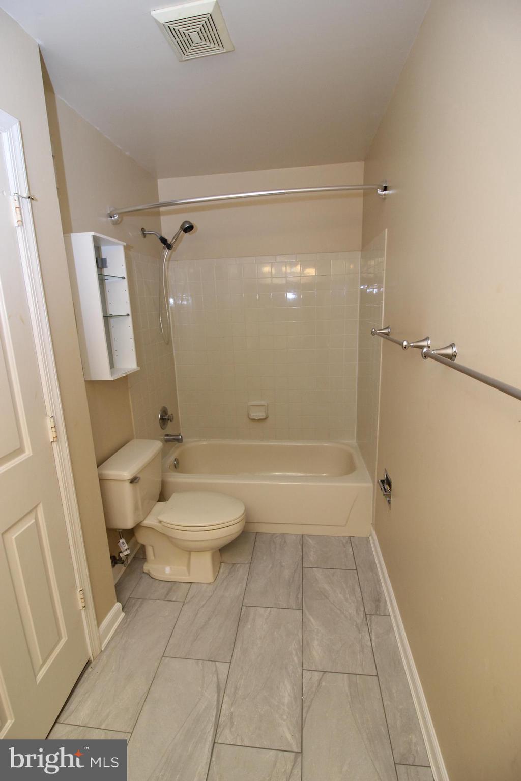 FOREST VIEW - Residential Lease