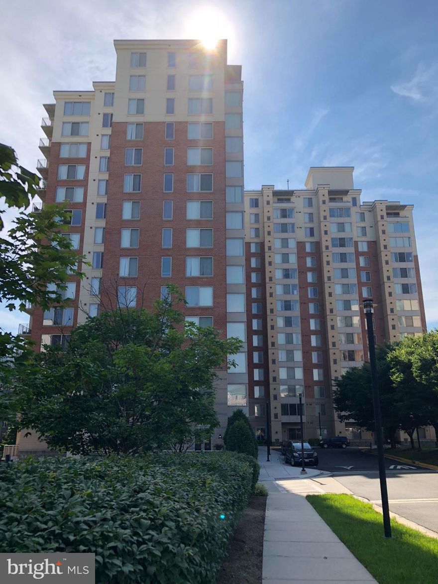 Large 1bed with Sunroom in Wilton House hi-rise building. Walking to Dunn Loring Metro Station (orange line)! Walk to shopping, Target and the Mosaic District! Convenient location in Merriefield. Easy Access to I-49, I-66 and Lee Highway, minutes to Tysons Corner. Gourmet Kitchen; Granite Countertops, Washer/Dryer, Hardwood floor, Assigned garage parking, 24h Fitness, Rooftop Pool. No Pet.