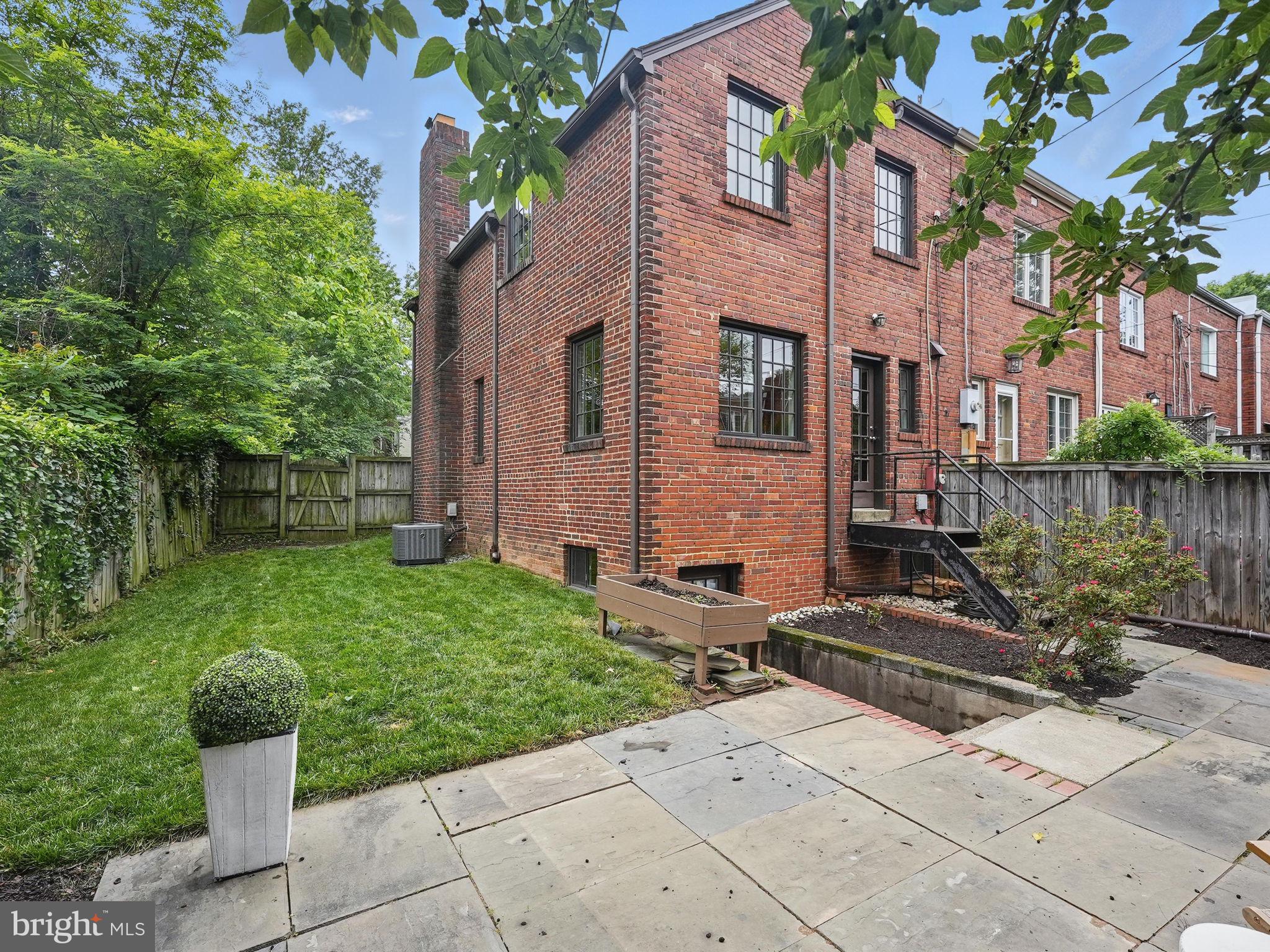 711 AVON PLACE