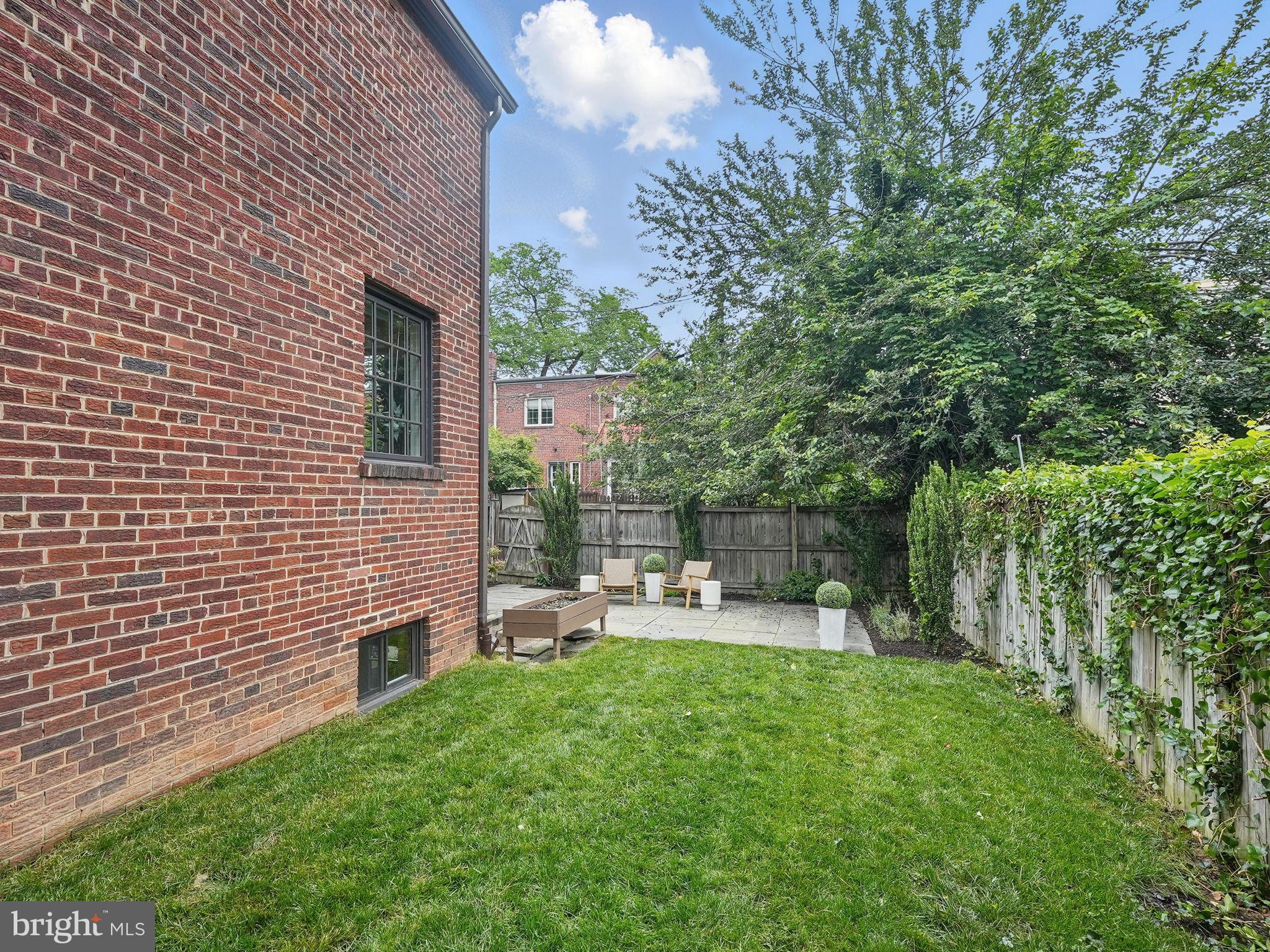 711 AVON PLACE