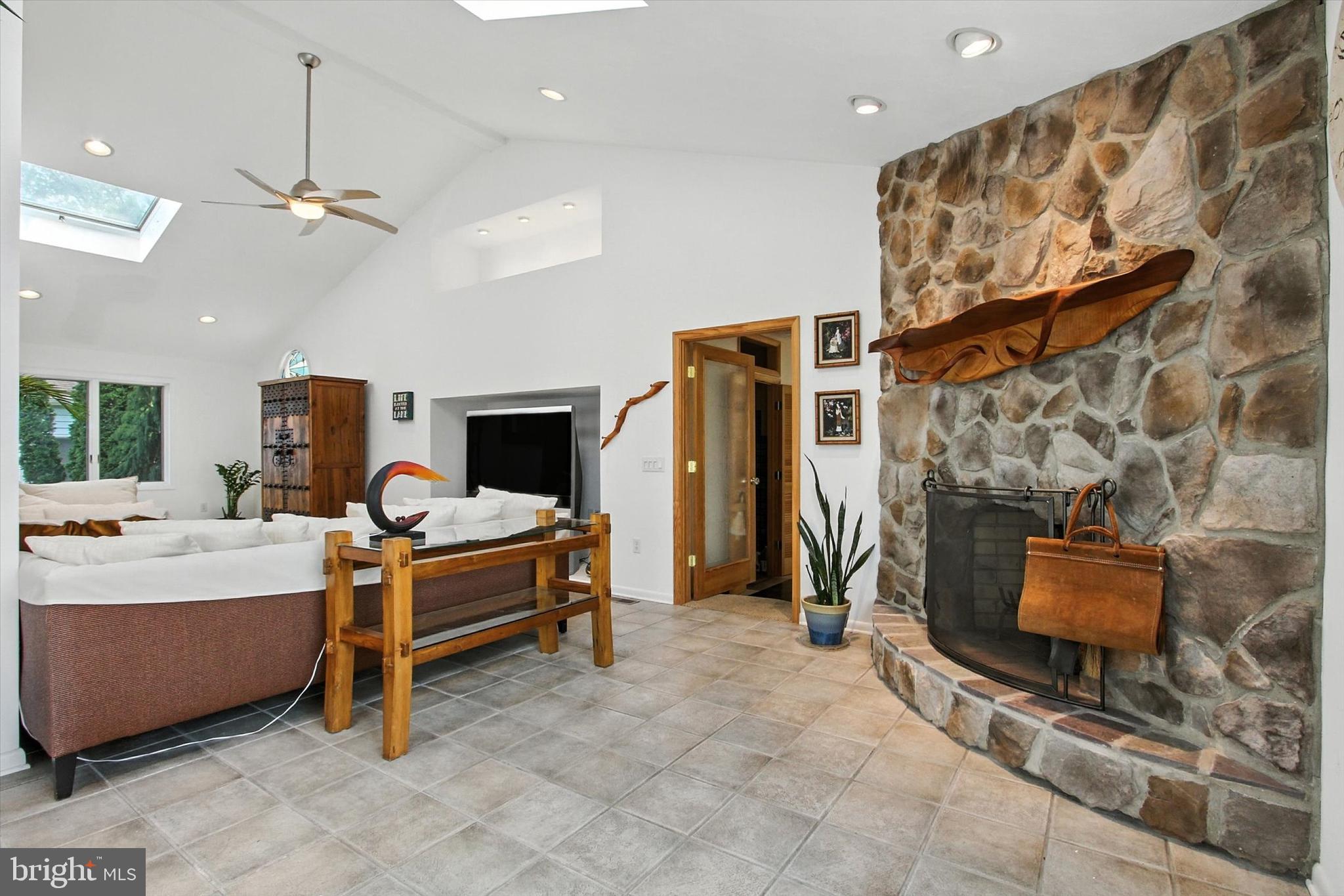 LAKE HERITAGE - Residential