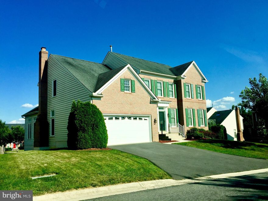 FABULOUS 4 LEVEL HOME W/ 7BR, 5.5 BA NEAR 4400 SQ FT. BRIGHT GOURMET KITCHEN W/GRANITE TWO LEVEL COUNTERTOP, ISLAND, BREAKFAST ROOM & CERAMIC TILE. HARDWOOD FLOORS ON MAIN LEVEL. MASTER BR W/SITTING ROOM, HUGE BR SUITE ON PRIVATE 4TH LEVEL. FULLY FINISHED WALKOUT BASEMENT W/RECREATION ROOM, LIBRARY/STUDIO, FENCED BACK YARD. 2 CAR GARAGE. GREAT COMMUNITY CENTER W/SWIMMING POOL, TENNIS & BASKETBALL COURTS. LOCATED IN DESIRABLE PINEY GLEN VILLAGE.