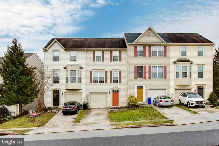Gorgeous  townhouse with lots of natural light! 3 Br, 3 BA with one car garage  Spacious deck overlooking reforestation area, walk out basement,  Master suite with jet soaking tub, walk in closet, and vaulted ceilings. Home is freshly painted throughout. Walk to produce stand, elementary school, playgrounds. Close to shopping and restaurants.