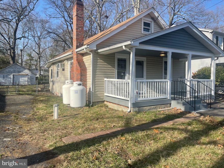 Coming Soon! Tons of potential in this cute cottage in the sought-after community of Franklin Manor Beach. Enjoy waterfront community amenities with NO HOA fees! Two community piers great for fishing, launching kayaks, a sandy beach, playground, basketball and baseball areas. Picnic along the waterfront with the community girlling area & pavilion.  Close to restaurants, shopping, and marinas!