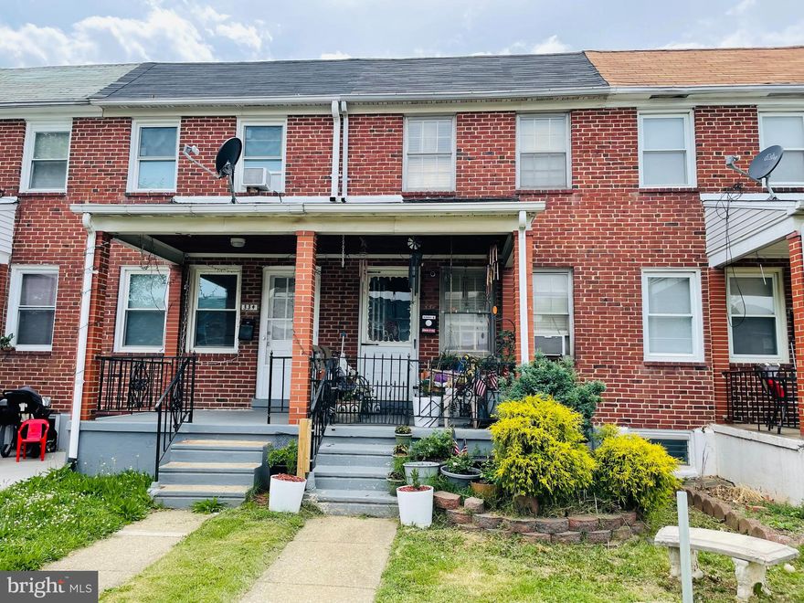 THIS TOWNHOME IS A DIAMOND IN THE ROUGH! IT HAS 2 BEDROOMS AND 1.5 BATHS AND IS CONVENIENTLY LOCATED NEAR ALL MAJOR HIGHWAYS, SHOPPING AND RESTAURANTS.  IT HAS HARDWOOD FLOORS, FINISHED LOWER LEVEL, FULLY FENCED YARD AND SPACIOUS FRONT PORCH. DON'T MISS THIS OPPORTUNITY!