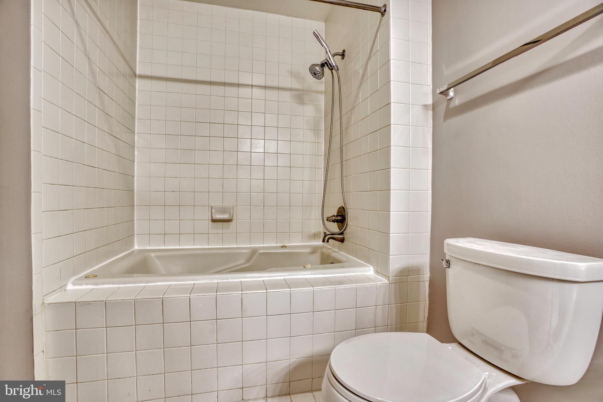 HARBORVIEW TOWERS - Residential Lease